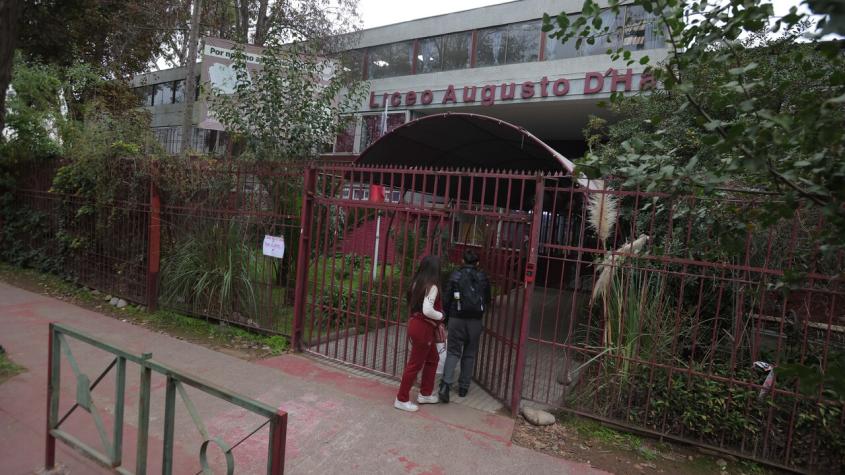 “Quémenlo” y “fusílenlo”: Liceo Augusto D’Halmar suspendió clases por amenazas contra estudiante que se opuso al paro