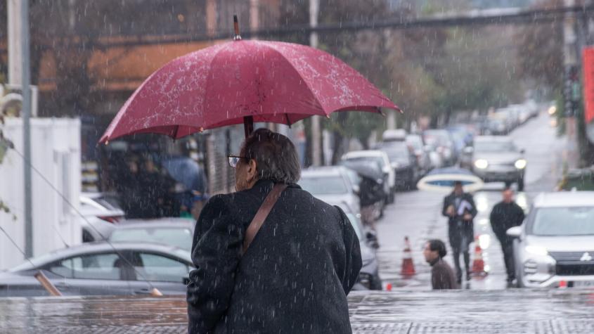 Tras tormenta eléctrica y relámpagos vuelve la lluvia a Santiago: Hasta qué día habrá precipitaciones en la RM