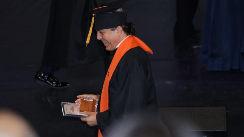 A sus 51 años: Cristián Castro se graduó del colegio, y sacó promedio "azul"