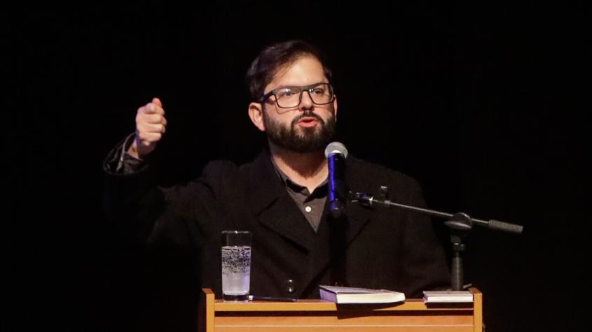 “No nos vamos a disculpar por ser de izquierda”: Boric reaparece junto a Vallejo y Jara en encuentro en Uruguay