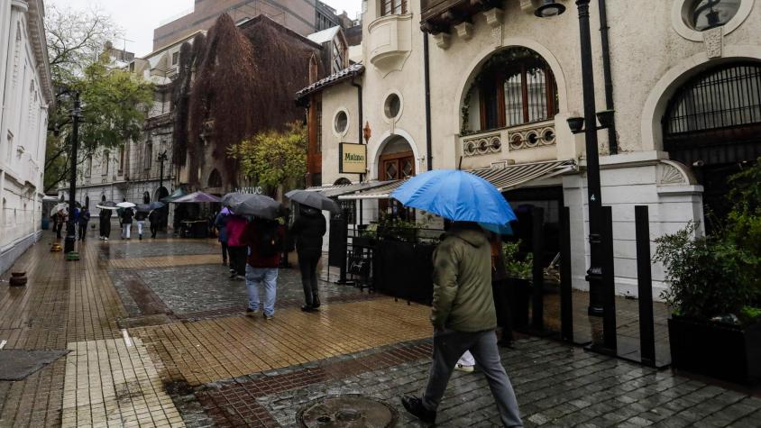 Tren de sistemas frontales llega esta semana: Cuándo comienza la lluvia en Santiago y cuál será el día con más precipitaciones