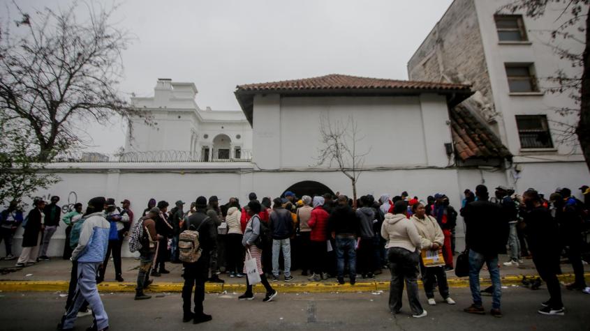 Migrantes haitianos vuelven a ingresar a la embajada para exigir documentación