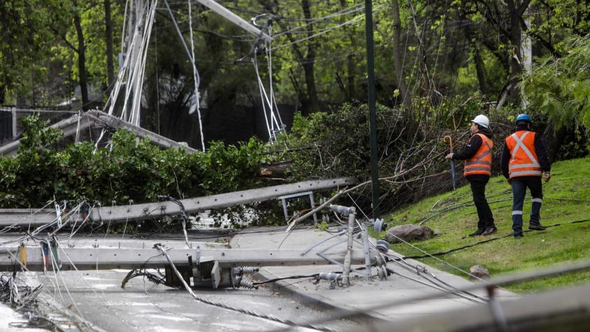Viento catabático: Qué es este fenómeno que causó estragos y dejó cálidas temperaturas esta mañana en Santiago