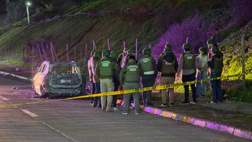 Encuentran auto en el que habrían escapado sujetos tras asesinato de carabinero en Renca: estaba totalmente incendiado