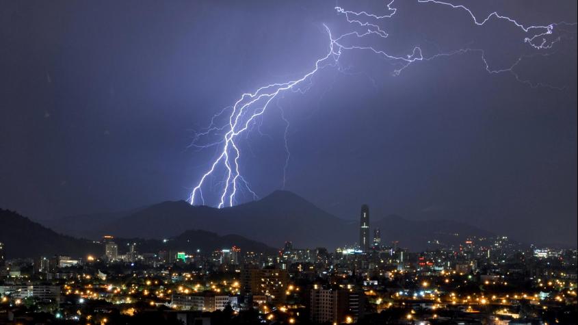 Tormenta eléctrica y lluvia este viernes en Santiago: detallan a qué hora sería y cómo estará el fin de semana en la capital