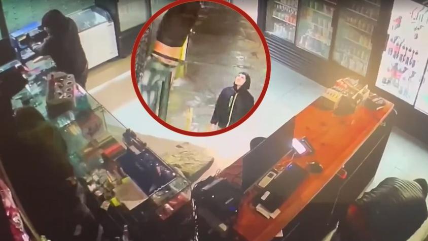 Todo quedó grabado: delincuentes robaron minimarket y chocaron patrulla municipal en Providencia