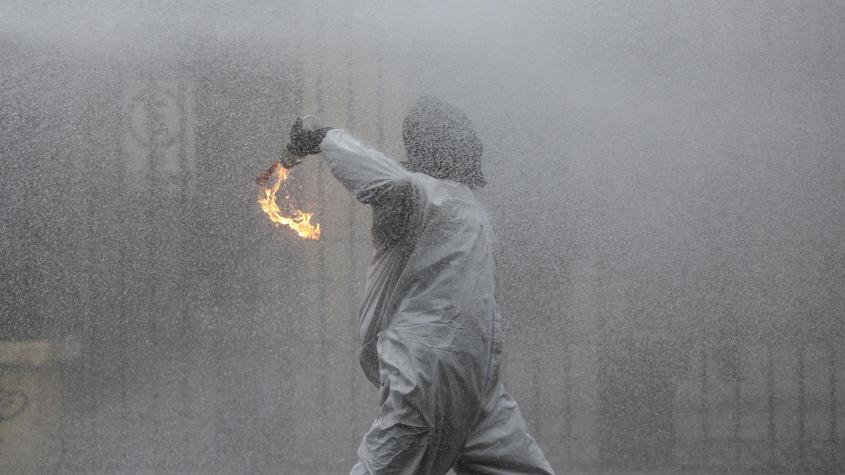 Reportajes Teletrece | Violencia en liceos emblemáticos: identifican apoyo de adultos en protestas