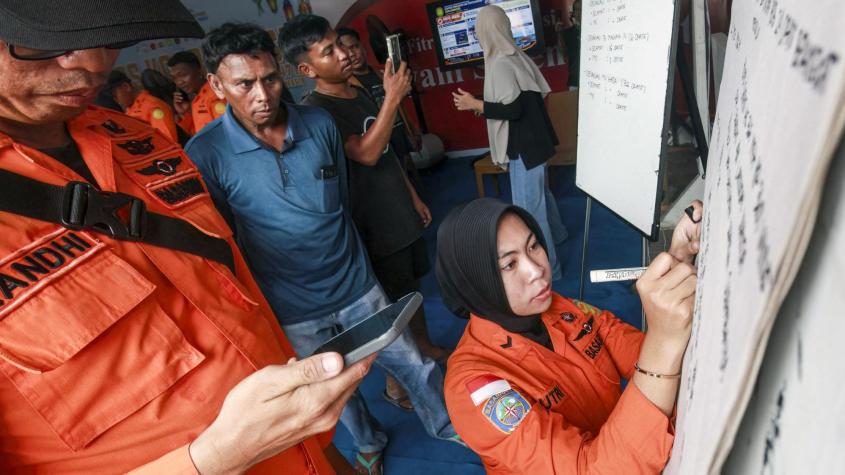 Seis muertos y más de 100 desaparecidos tras volcar un ferri en Indonesia