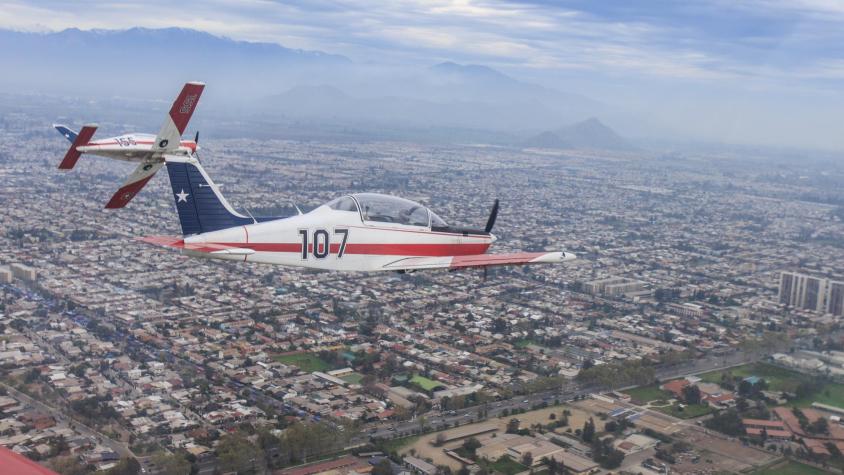 Teletrece voló en un T-35 Pillán: Así fue el desfile aéreo en la Parada Militar