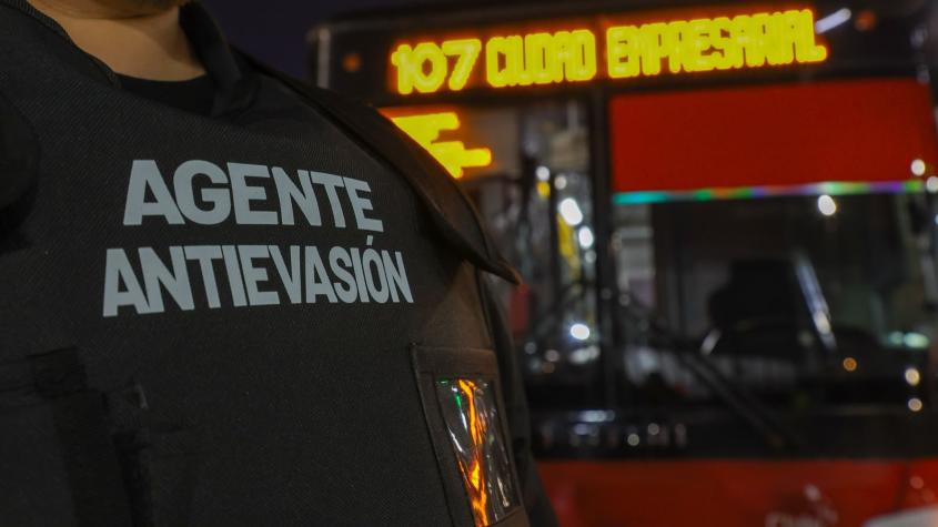 Un agente ubicado en cada puerta: así será el plan piloto Antievasión en Buses Red que comienza este lunes