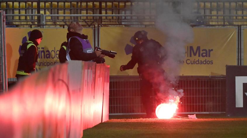 Suspenden partido de Everton vs la U en Copa Chile: cayó bengala a la cancha y desalojan el estadio