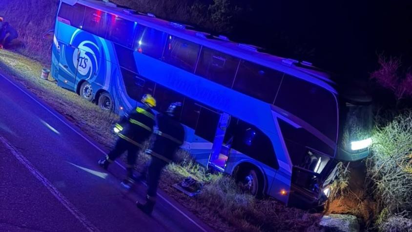 Bus que iba con 35 pasajeros de Santiago a Pichilemu sufre accidente: confirman muerte de chofer y hay cinco heridos