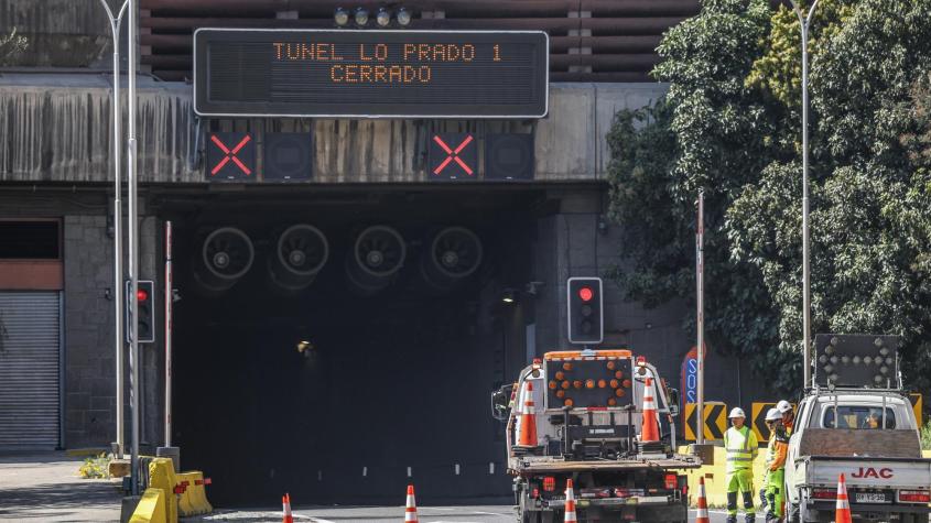 Reportan corte total al interior del Túnel Lo Prado en la Ruta 68: un camión volcó en el lugar