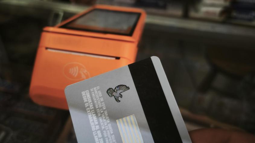 Detienen a cuatro personas en hotel de Lo Barnechea acusadas de fraude con tarjetas bancarias: pagos por casi $6 millones fueron rechazados
