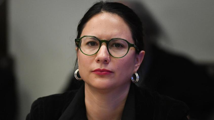 Diputadas PSC llevan a comisión de Ética a Irací Hassler (PC) por "hostigar" a la ministra de la Mujer