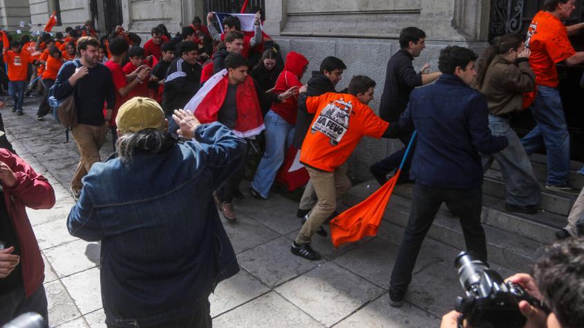 Dos estudiantes de la UC con lesiones tras agresiones durante marcha: una sufrió crisis de epilepsia