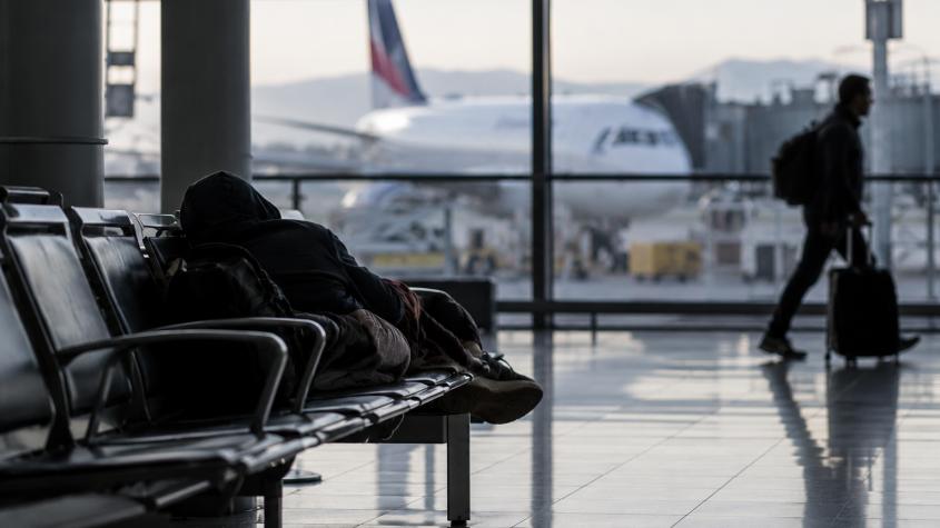 Alcohol, drogas, peleas y hasta relaciones sexuales: trabajadores alertan por aumento de personas que viven en aeropuerto de Santiago