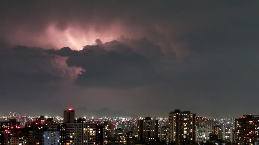 Emiten aviso meteorológico por tormentas eléctricas para diez regiones: Revisa los sectores afectados