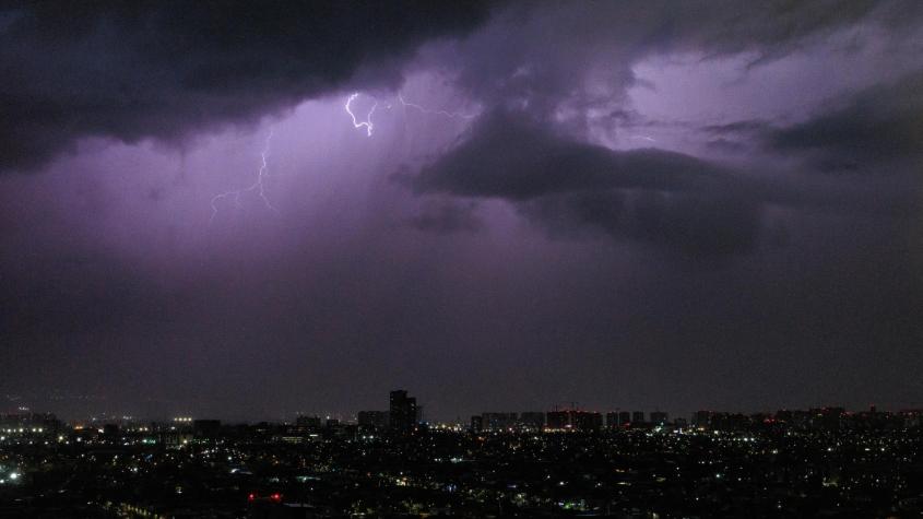 Senapred emite Alerta Temprana Preventiva por tormentas eléctricas, vientos y posibles aluviones en la RM
