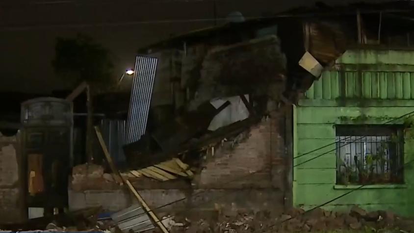 Vivienda se derrumbó por fuerte sistema frontal y destruyó casa de vecina en San Miguel: cayó sobre vehículo recién comprado