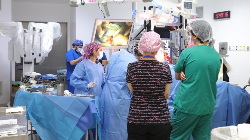 Hito en la salud pública: realizan la primera cirugía robótica de cáncer de mama en Chile