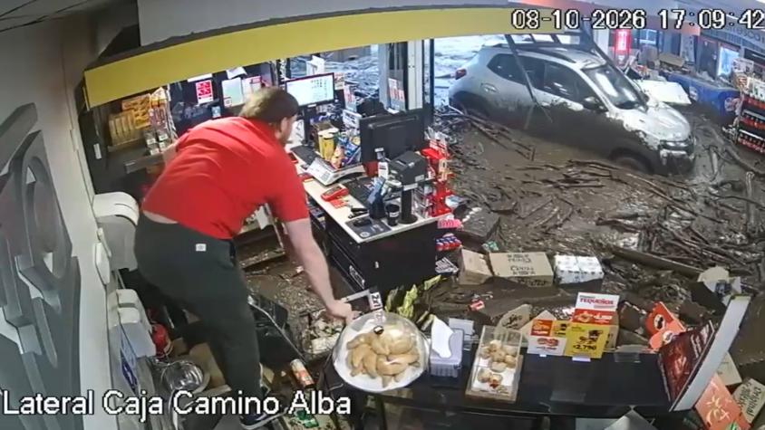 Aluvión inundó Oxxo en Las Condes: vehículo arrastrado ingresó a la tienda 