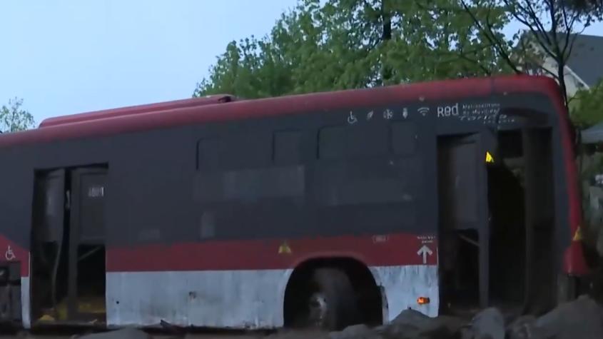 Chofer de micro arrastrada por aluvión relata angustia en su interior: "Lo único que sentía era que el bus se estaba destrozando"