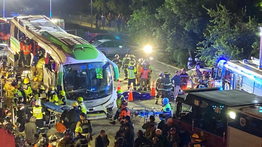 Bus de pasajeros se desbarranca cerca de 20 metros en sector de Placeres