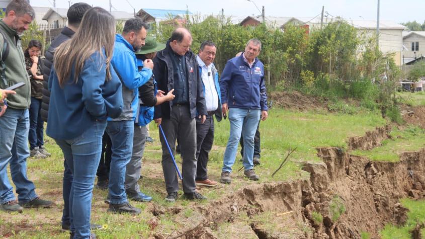 Minvu anuncia relocalización inmediata de 40 familias por grietas y socavones en Arauco