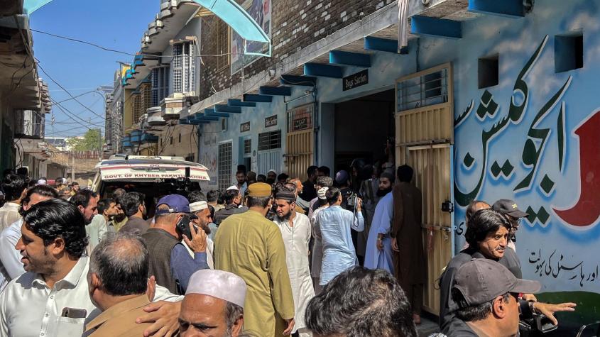 Tragedia en Pakistán: Mueren 27 niños y un profesor tras derrumbe techo de colegio en medio de clase
