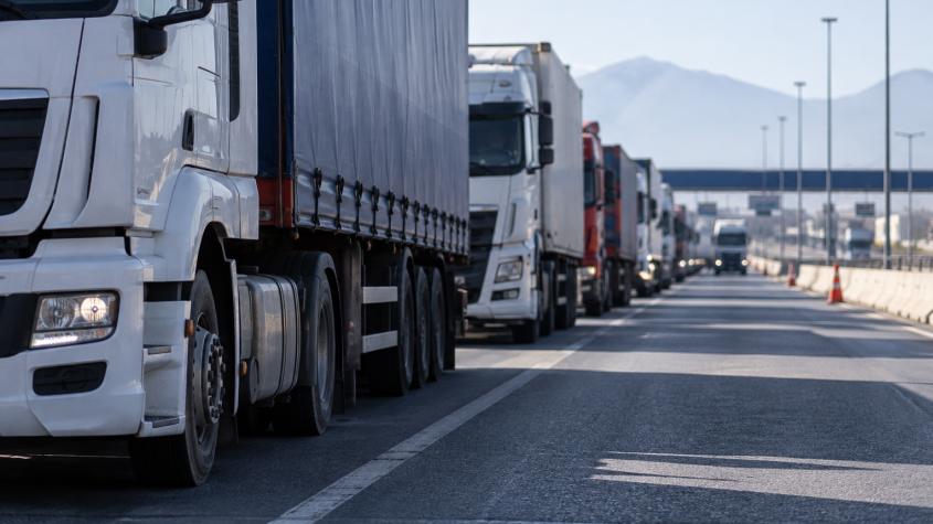Créditos más baratos, cambios tributarios y seguridad en rutas: las siete medidas que Gobierno propuso a camioneros