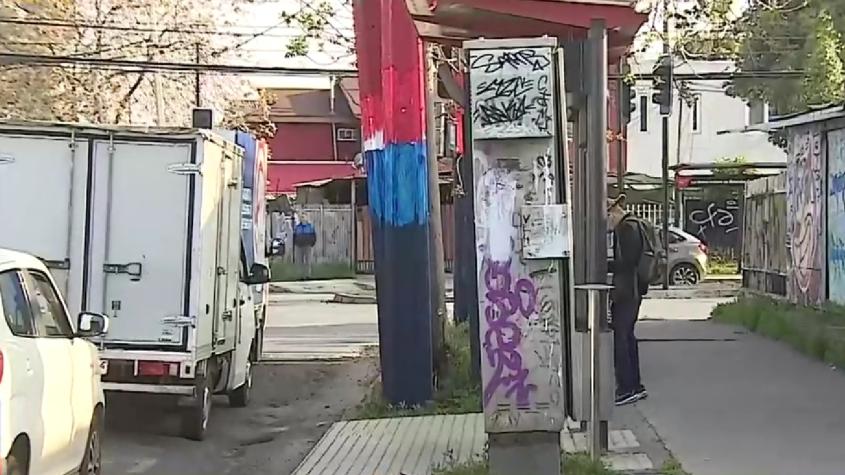 Carabinero frustró asalto a dos mujeres en paradero de Puente Alto: hirió a uno de los delincuentes