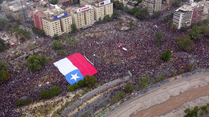 Siete años del estallido social: 64% evalúa negativamente sus consecuencias para Chile, siete puntos más que en 2024