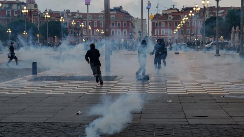 Masivas protestas en Francia: manifestante pierde una mano tras explosión de granada policial