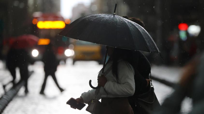 Emergencia climática preventiva en siete regiones: ¿A qué hora comienza la lluvia en Santiago? 