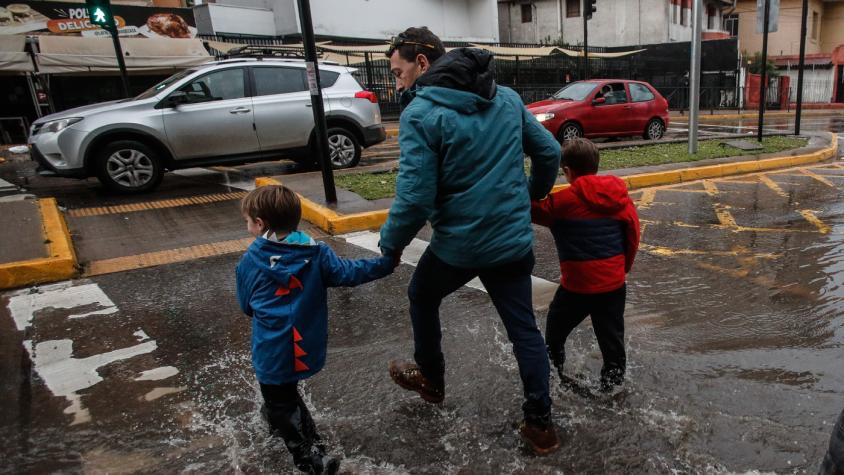 Suspenden clases para este martes en diez comunas de la región Metropolitana por riesgo de aluviones