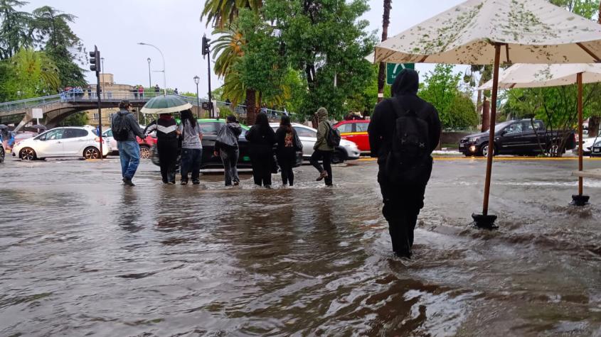 Lista: las diez comunas donde se suspenderán clases este martes por riesgo de aluvión