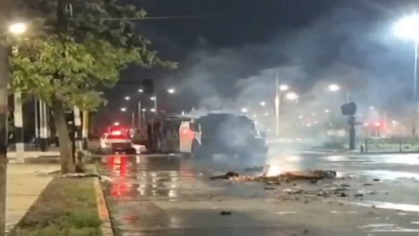 Un bus quemado y un intento de saqueo a supermercado deja noche del 18 de octubre en la RM