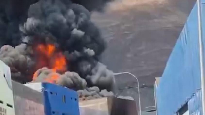 Violento incendio arrasa con galpones de Zona Franca en Iquique 