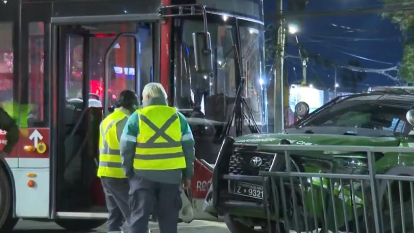 Dos carabineros resultan heridos tras colisión de patrulla con bus RED en Maipú