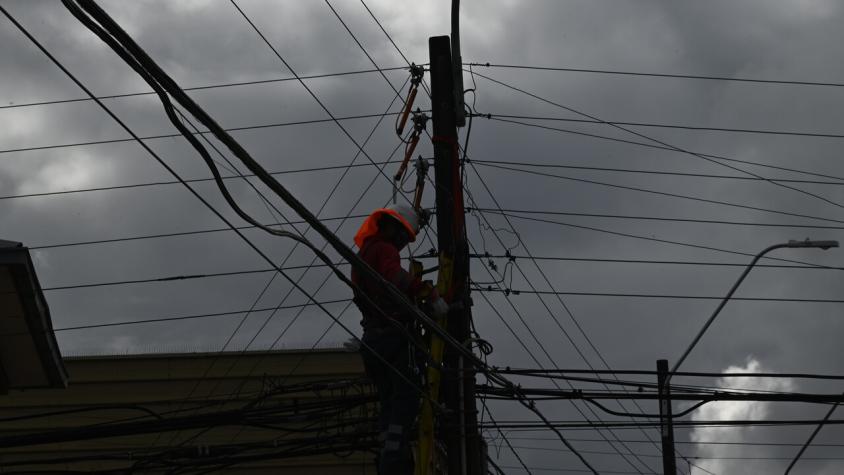 10 mil clientes sin luz en la región Metropolitana: revisa el estado del suministro en tu comuna durante el sistema frontal