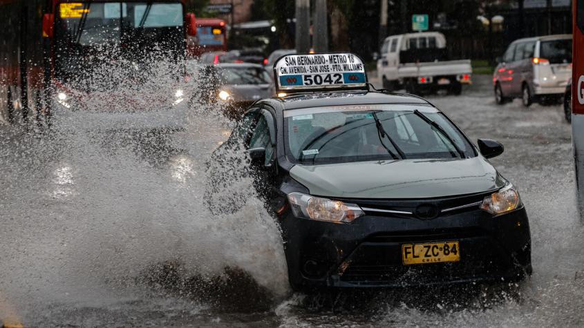Tras intensas lluvias: aumentan a 5 las comunas con clases suspendidas en la región Metropolitana