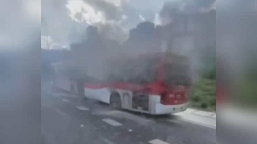 Bus del transporte público se incendia en Vitacura: tránsito en tramo de Costanera Norte presenta restricción