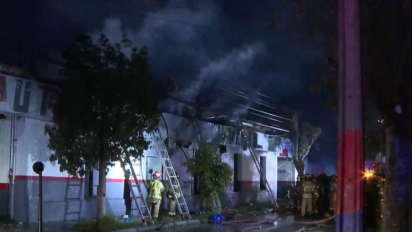 Incendio se registró en automotora en Independencia: 16 compañías combatieron el fuego