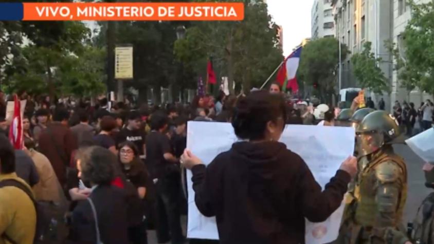 Manifestantes llegan hasta el Ministerio de Justicia para protestar contra ministro Rabat por rebajas de condenas a agresores sexuales de menores