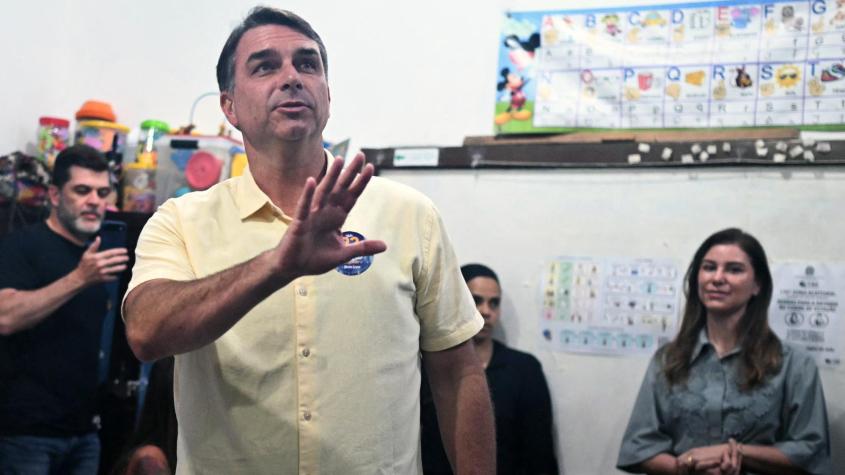 Flávio Bolsonaro publica carta tras llegar a Estados Unidos: dice ser el "verdadero presidente electo" de Brasil