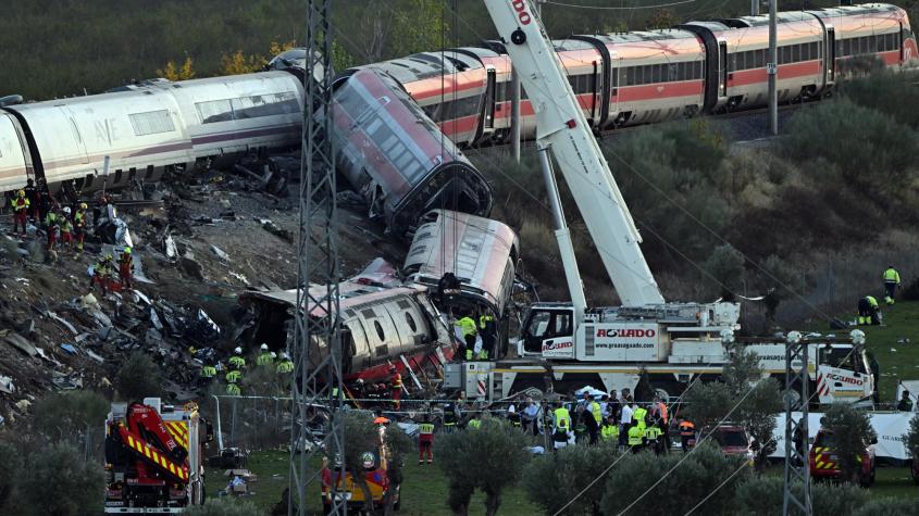 Suben a 68 los muertos por choque de trenes en España