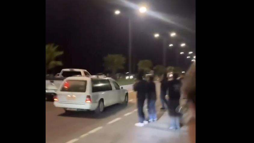 Insólito: captan a una carroza fúnebre participando en carreras clandestinas en Los Ángeles