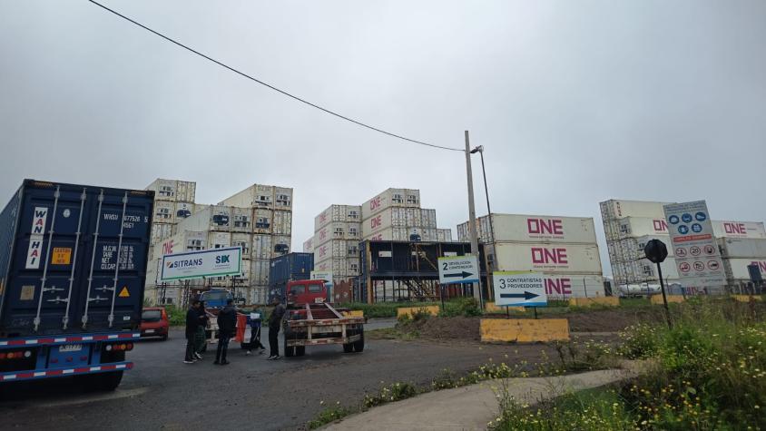 Camioneros de San Antonio inician paro y bloquean ingreso y salida de contenedores al puerto