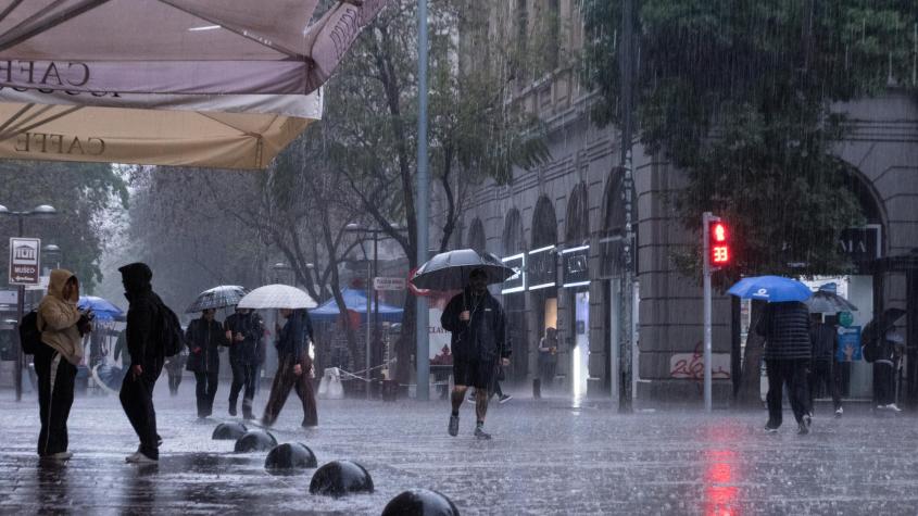 Vuelven las tormentas eléctricas: A qué hora lloverá en Santiago este viernes y hasta cuándo se extendería